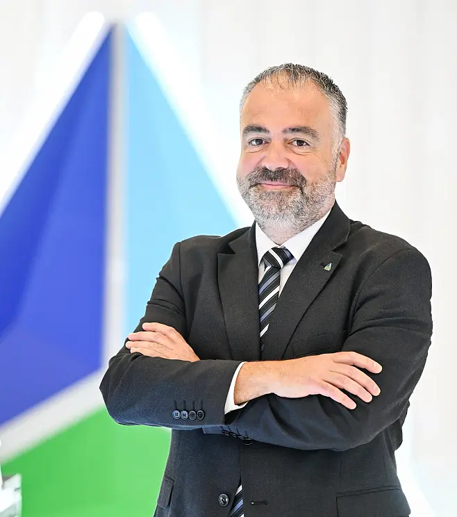 &Ouml;zg&uuml;r G&uuml;lery&uuml;z